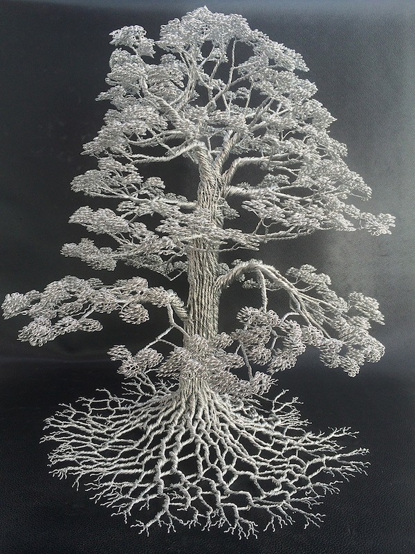 作品中融合了严谨与随性的特质,艺术家利用铁丝赋予树木生命,往左往右