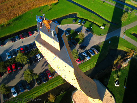 懼高勿近！世界上最高的人造攀岩牆