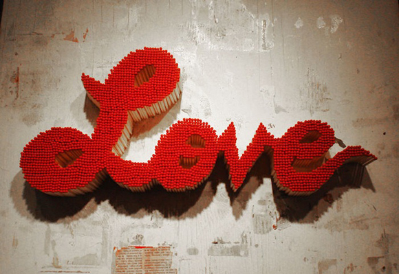 火柴玩藝術！隨時可能燃燒的LOVE