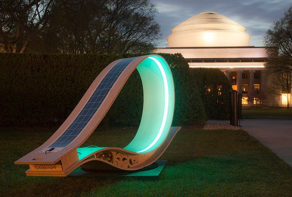 造型奪目還可充電的太陽能躺椅「SOFT Rockers」