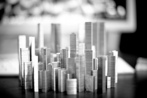 萬丈高樓平地起？不，用釘書針就可以蓋大樓了！