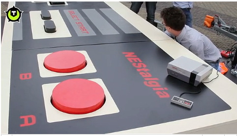 用30倍大的搖桿玩超級瑪莉歐，會有30倍大的瑪莉歐嗎？