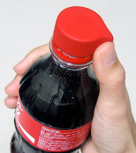 好開極了！單手就可扭開的可樂易開瓶蓋