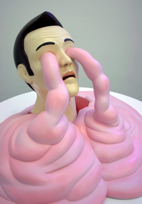 用五顏六色來展示黑色幽默的雕塑