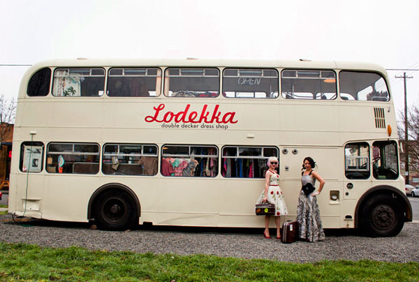 開店不用付店租的「雙層巴士服飾店」