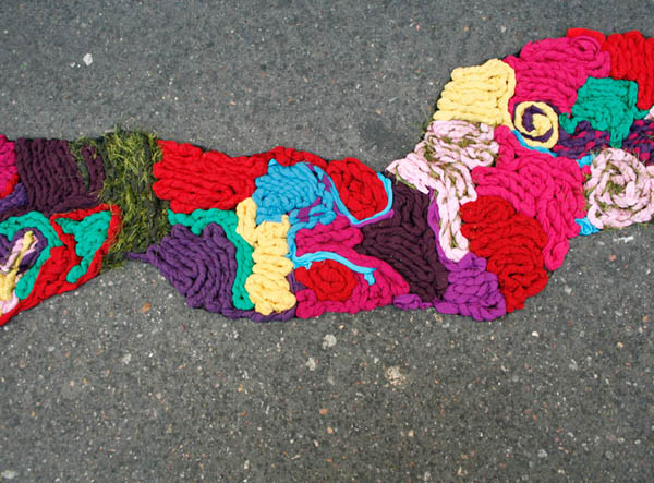 路見不平，拔「毛線」相助？！比路平專案還專業的街頭毛線藝術
