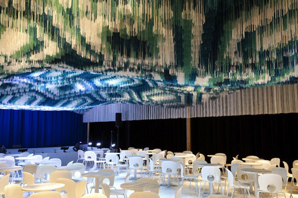 頭上有如一千根針對著你的3D視感天花板