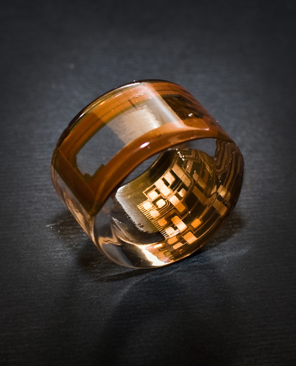 晶片戴手上？用電腦零件完成的流行飾品