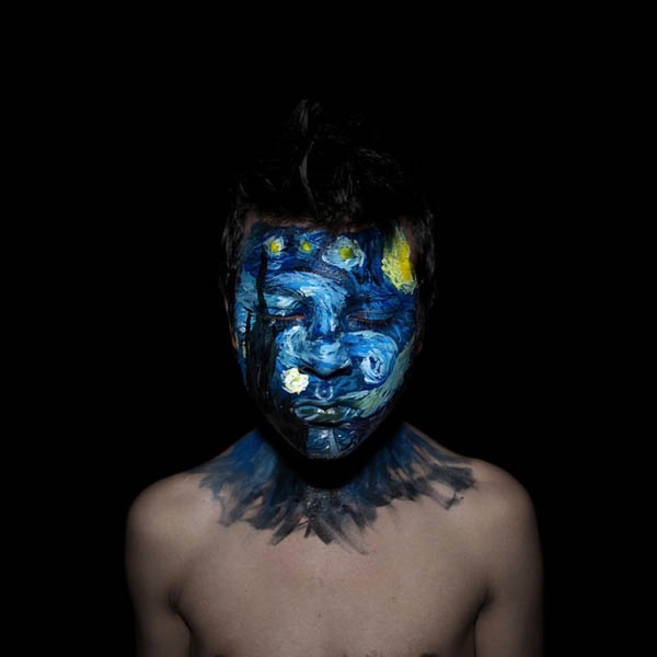 找不到畫布就往臉上抹吧！來瞧瞧名符其實的「自畫像」