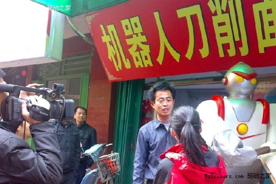 驚傳.......鹹蛋超人卸甲歸田賣刀削麵去？！