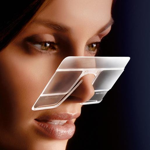 信用卡大小、酷似妙鼻貼的隨身鼻夾放大鏡