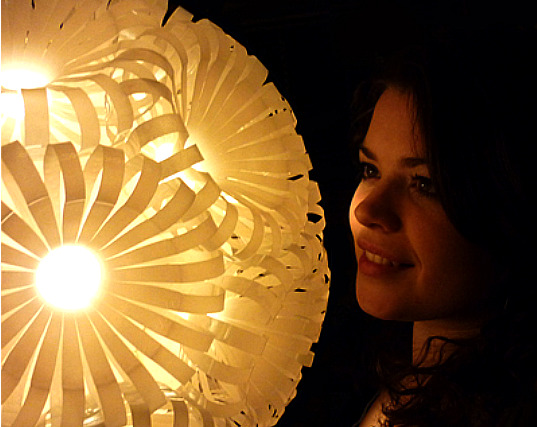 綻放藝術光芒的回收飲料罐燈具