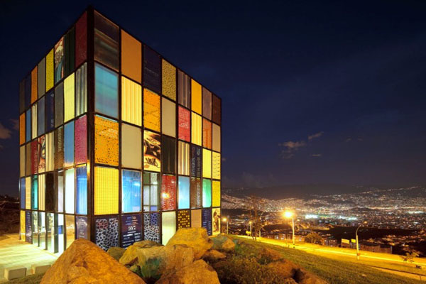 比珠寶盒更耀眼的玻璃惟幕建築