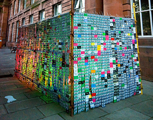 用超過7000片錄音帶做成的錄音帶屋