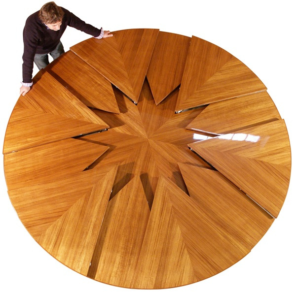 嫌桌子不夠大，來瞧瞧這張變形桌吧！