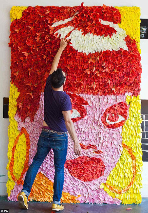 999朵玫瑰不夠看！用1800朵百合花拼成的Lily Allen才夠誠意