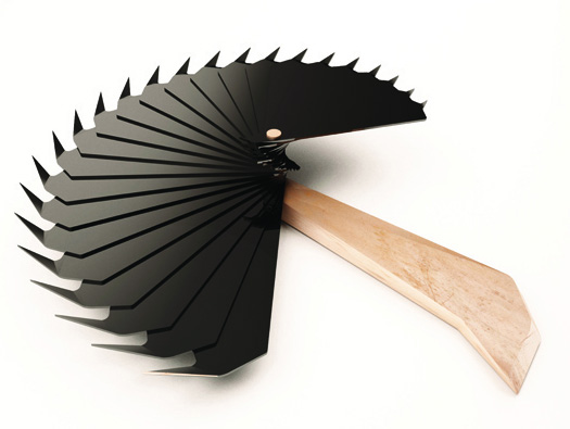 不看時間還可以拿來當凶器的摺扇鐘