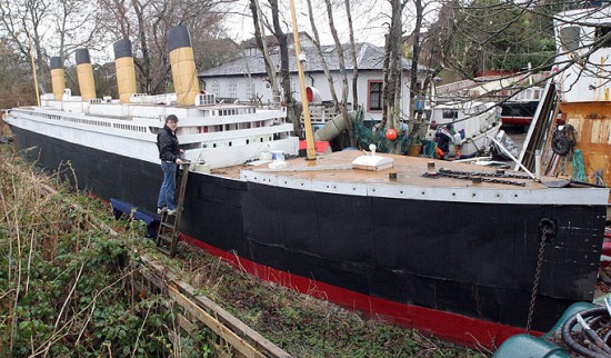 比海賊王還要威！在自家後院蓋了一艘30公尺長的鐵達尼號的男人