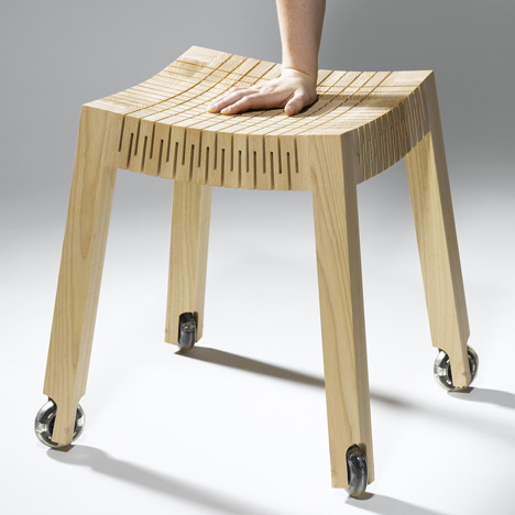 好板凳，不買嗎？能曲能伸的彈簧木椅