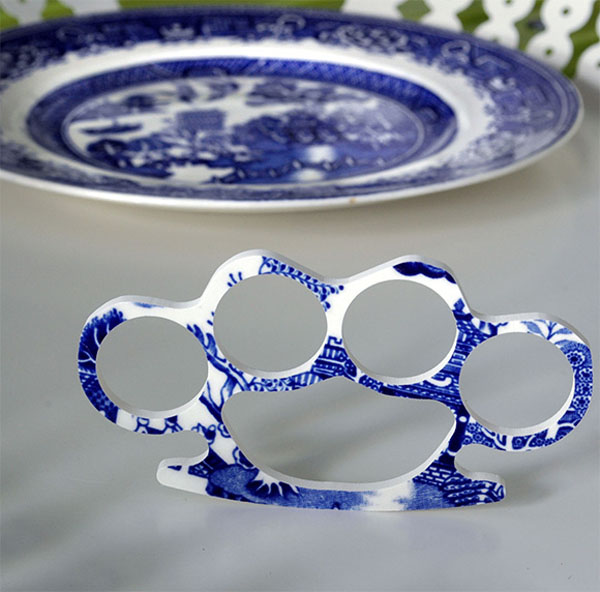 用我的「青花瓷.....手指虎」送你到千里之外！