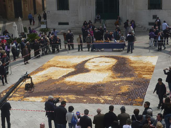 用10080片吐司拼成的蒙娜麗莎畫像