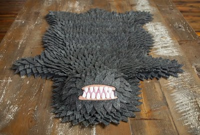 其實，怪獸也是鐵漢柔情啊！踩在腳下多溫暖