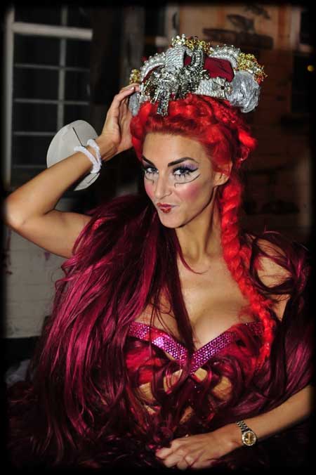 穿起來「毛毛的」頭髮編織而成的禮服