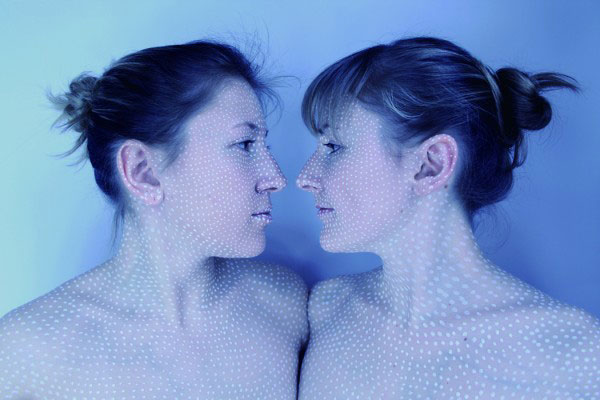 點來點去點成畫的人體畫布創作