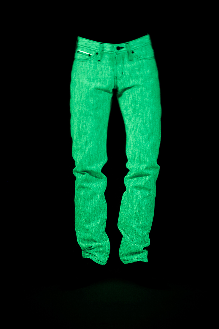 整個場面我Hold住！超飛炫夜光牛仔褲穿上身