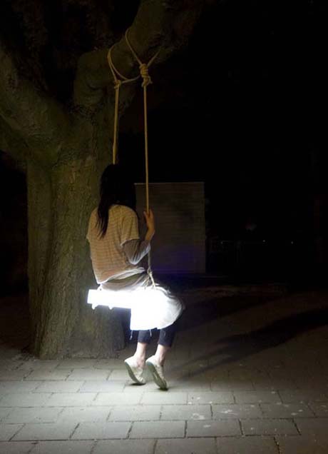 感覺有點毛毛的發光鞦韆