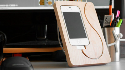 想要幫你的iPhone4找個溫暖的家，試試木頭做的吧！
