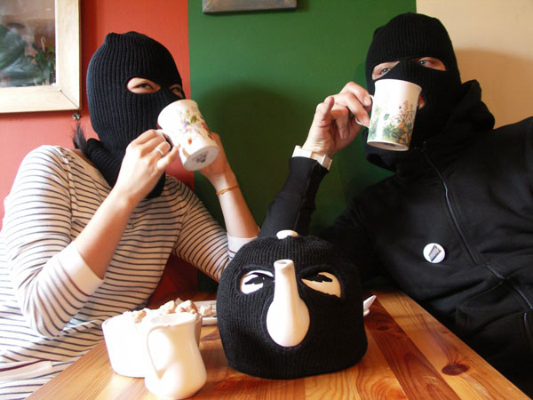 天氣涼了，喝茶也要戴毛帽的綁匪茶壺