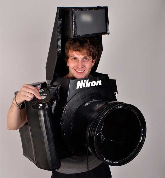 攝影狂專用萬聖節扮裝：真的可拍照的Nikon D3相機裝