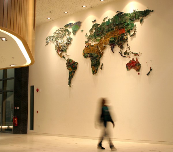 用回收電腦零件組成的「3C世界地圖」