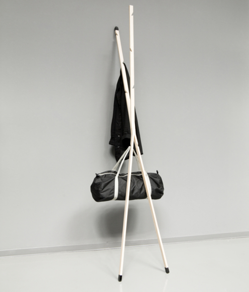  酷似兩根扁擔的極簡風「X」衣架 