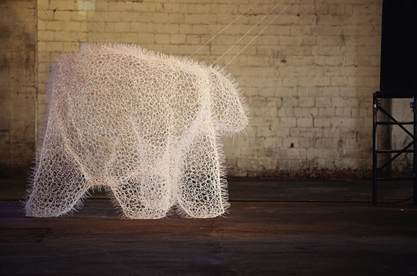 「束」大便是美！用20000根尼龍束帶編織成的大白熊 