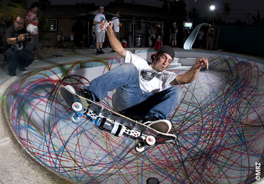 讓游泳池變得五彩繽紛的滑板噴漆