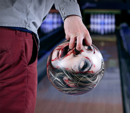 STRIKE! 鬼月很應景的驚悚造型保齡球