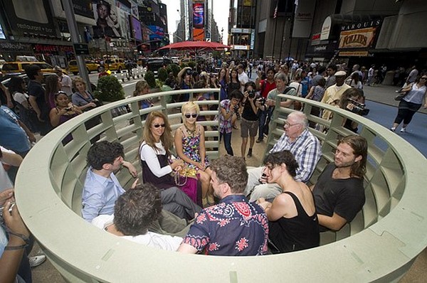 紐約時代廣場的「碗」內「碗」外輕鬆講活動