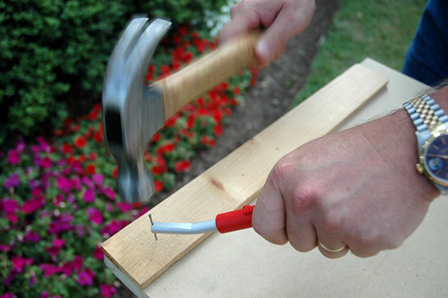 thumbsaver-magnetized-nail-setter-3