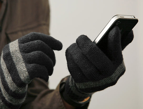 天氣冷戴手套，觸控螢幕不聽話？戴上iTouch手套一切搞定！