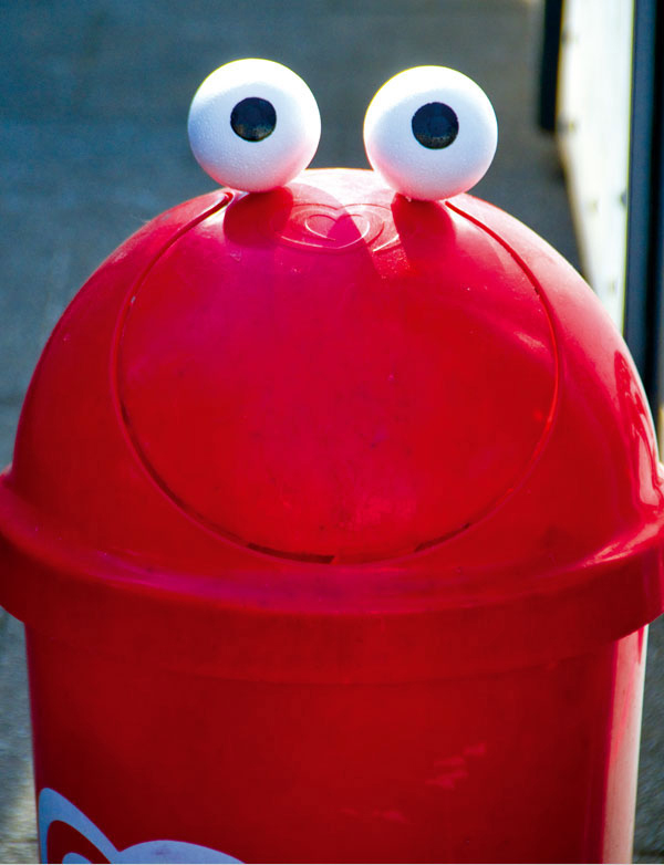 大眼睛亮晶晶，街頭四處盯著你