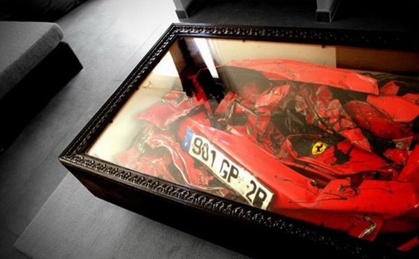 這才是真正的低調奢華！裝著陣亡法拉利的咖啡桌