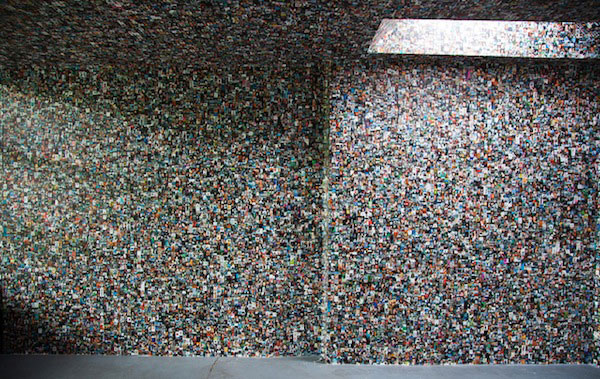 用100000張臉書大頭貼當壁紙的FB房間