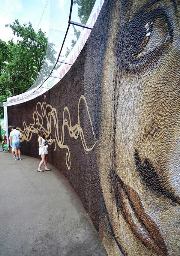 傳來陣陣咖啡香的世界最大咖啡豆壁畫