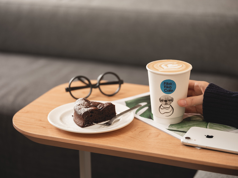 亞洲 50 間最佳咖啡店 Fika Fika 進駐遠百信義！純白簡約劇場式空間跨界出擊，拿鐵霜淇淋、威士忌咖啡上菜單