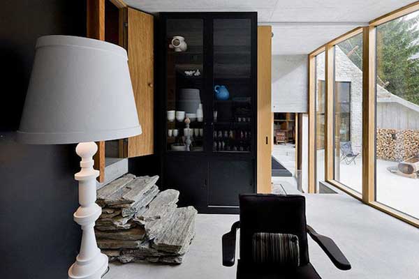 沿著阿爾卑斯山而建的現代洞穴Villa