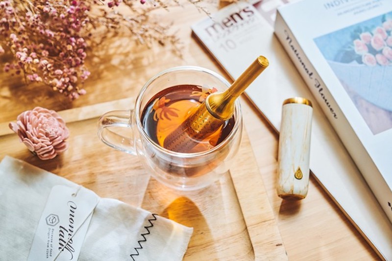 新時代茶派雅痞的必備茶器「初芳宇磁吸沏茶筆」！兼具直立收納、磁吸密合與攜帶便利性的簡約系質感配件