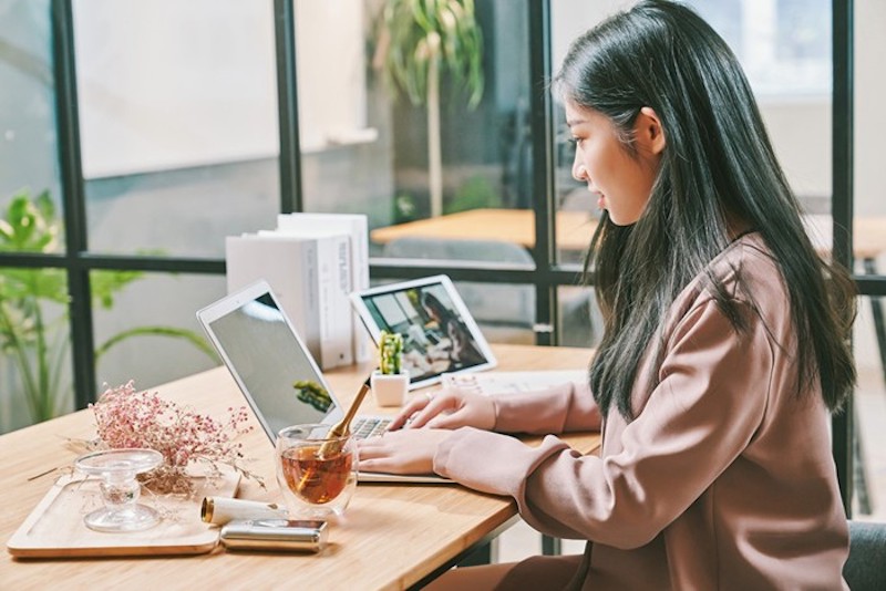 新時代茶派雅痞的必備茶器「初芳宇磁吸沏茶筆」！兼具直立收納、磁吸密合與攜帶便利性的簡約系質感配件