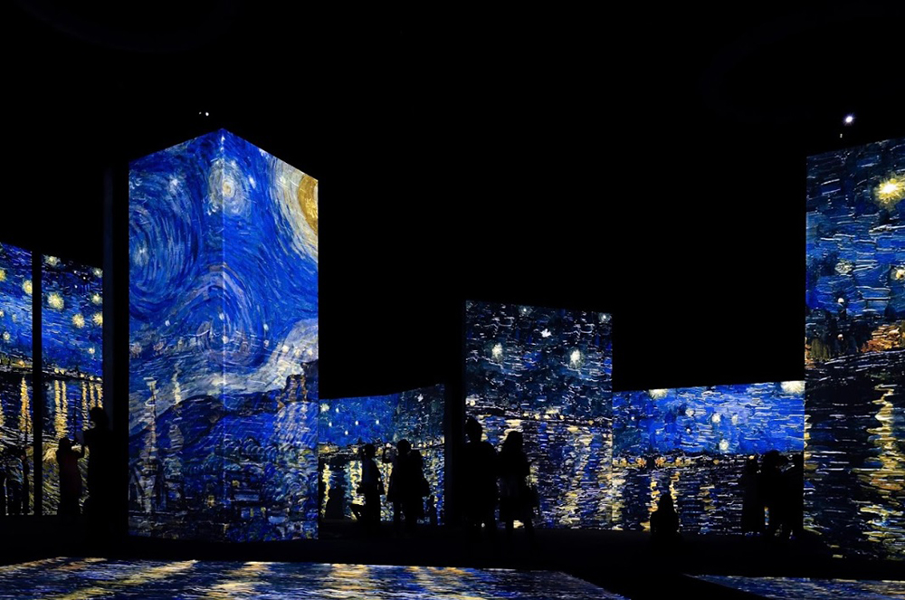 《再見梵谷-光影體驗展》移師高雄!新增瑰麗「紅色藝廊」經典畫作、空間更高大,3000 幅作品新面貌登場